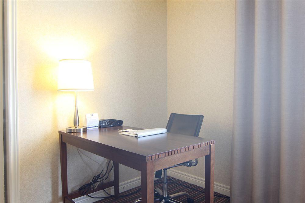 Holiday Inn Express Whitby Oshawa By Ihg Buitenkant foto
