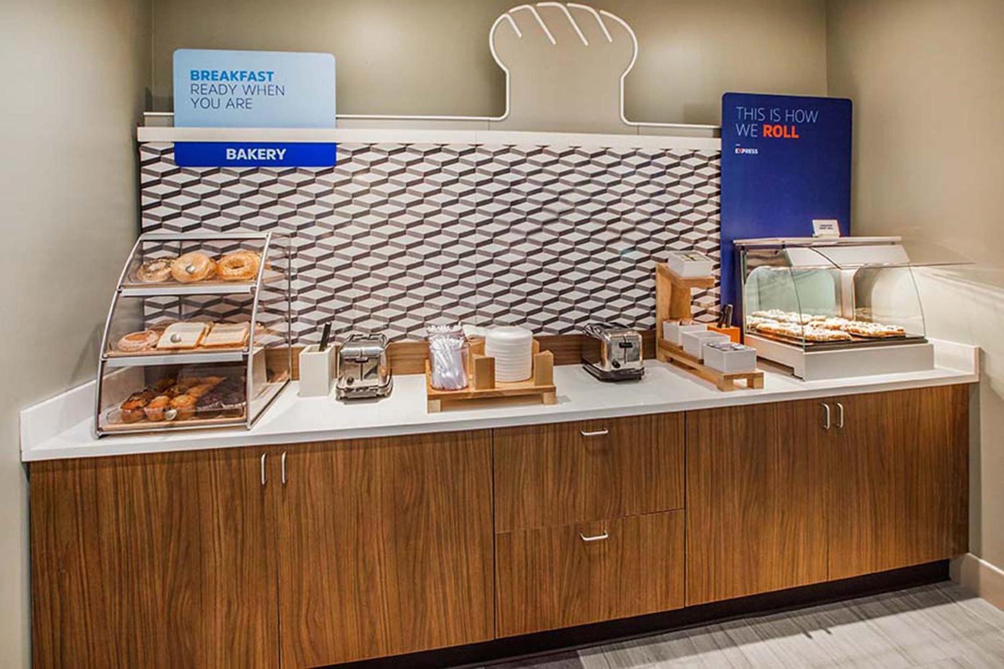 Holiday Inn Express Whitby Oshawa By Ihg Buitenkant foto
