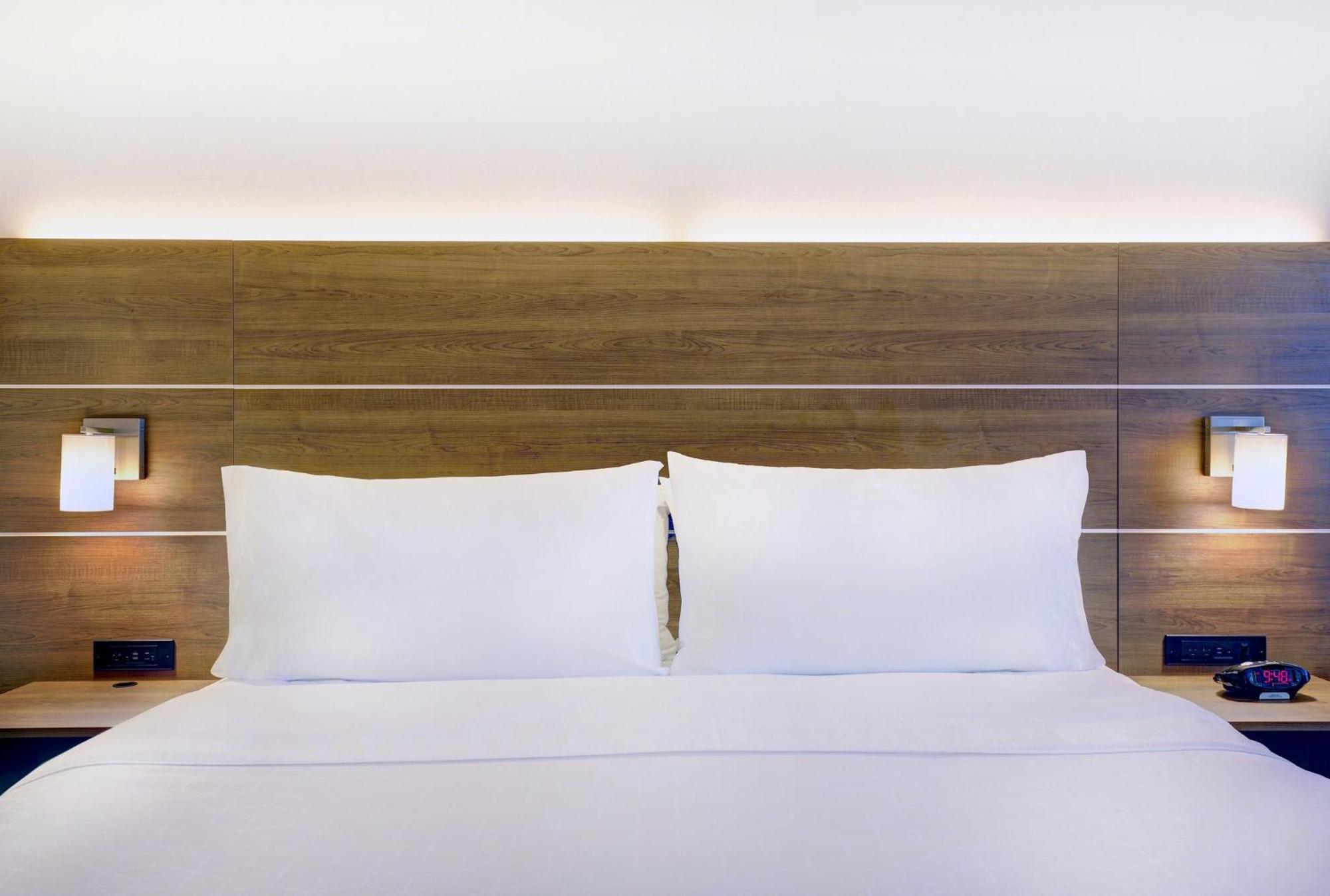 Holiday Inn Express Whitby Oshawa By Ihg Buitenkant foto