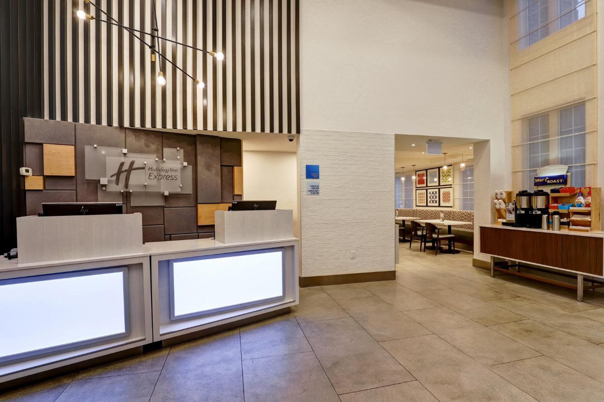 Holiday Inn Express Whitby Oshawa By Ihg Buitenkant foto